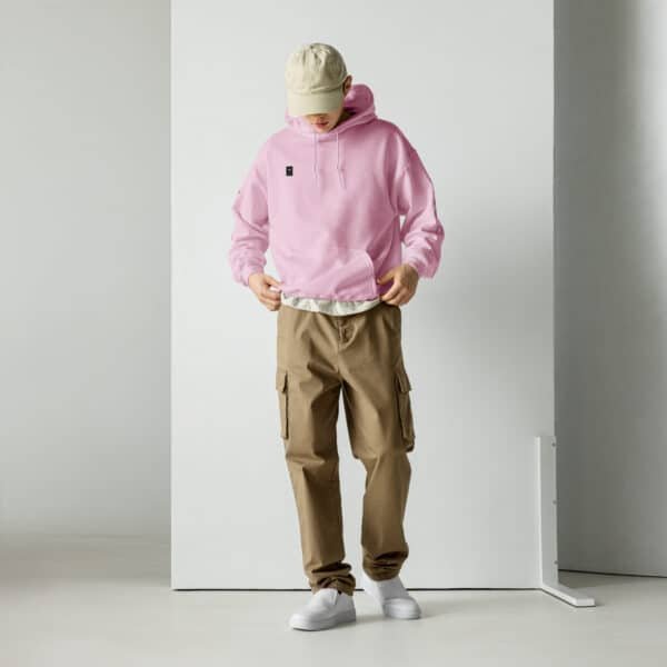 homme debout portant le sweat spacehouse rose