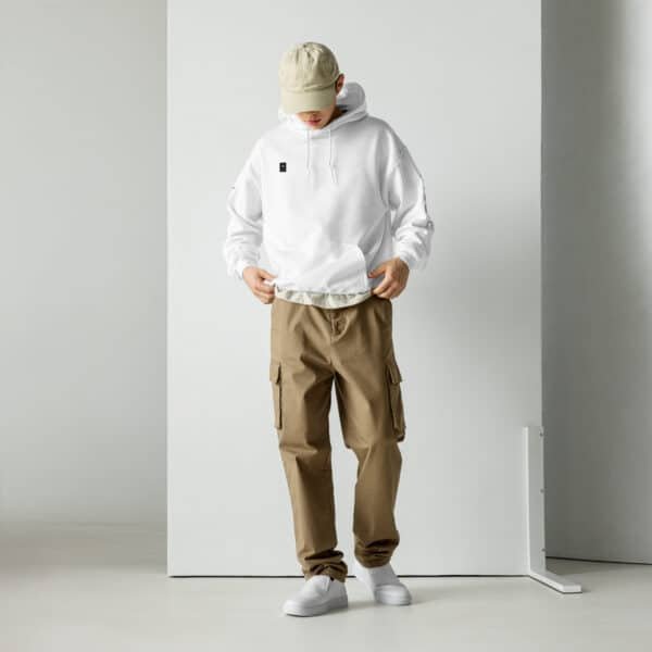 homme debout portant le sweat spacehouse blanc